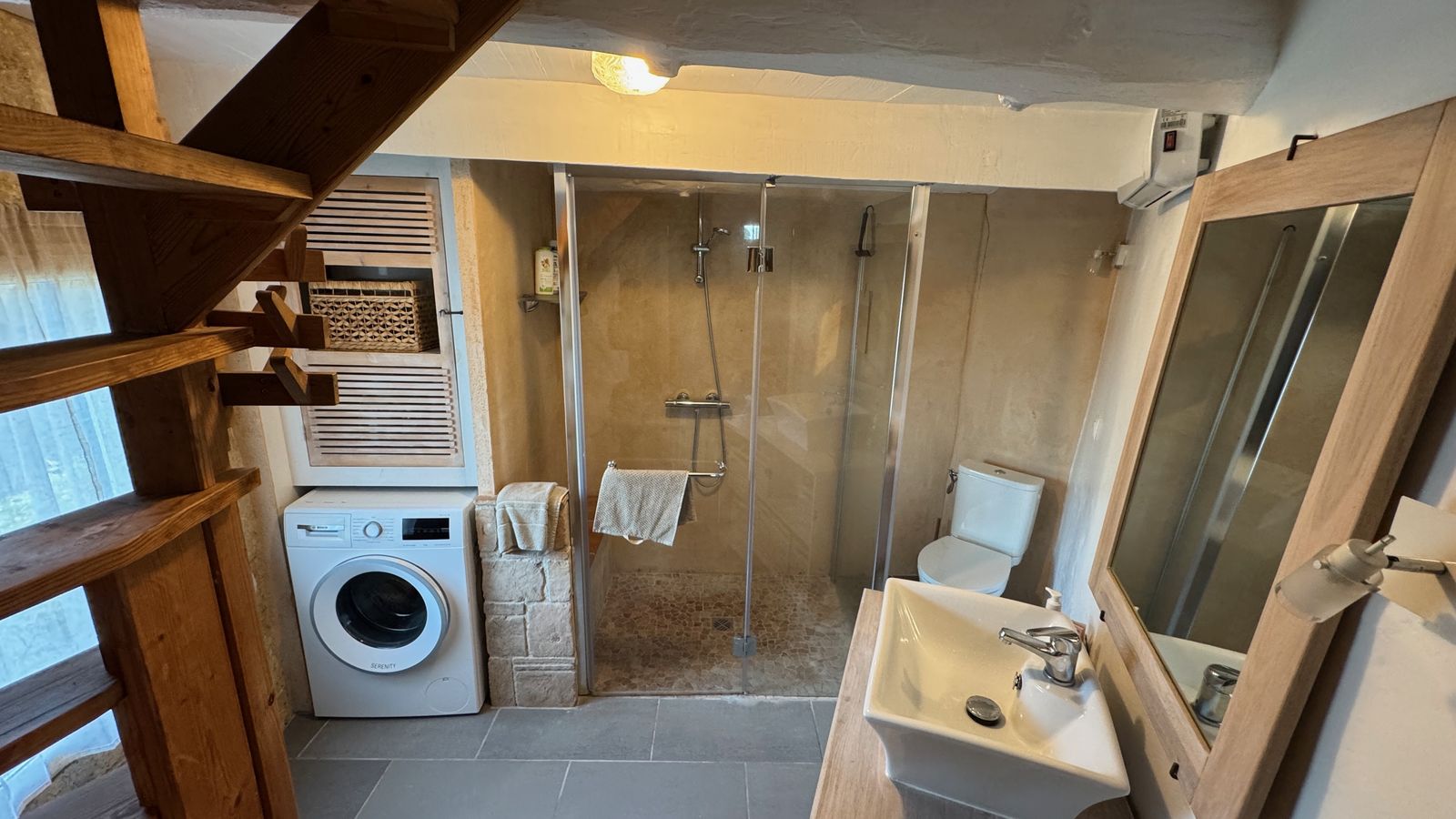 La douche à l'italienne aux parois couleur sable