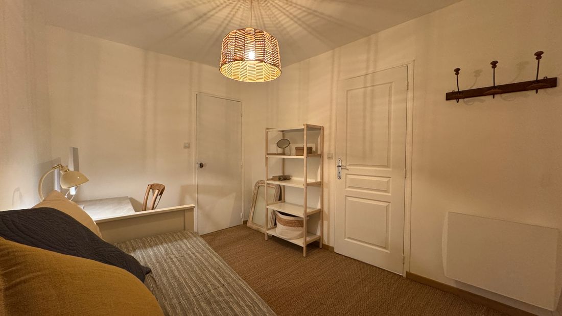 L'étagère et la porte de la deuxième chambre