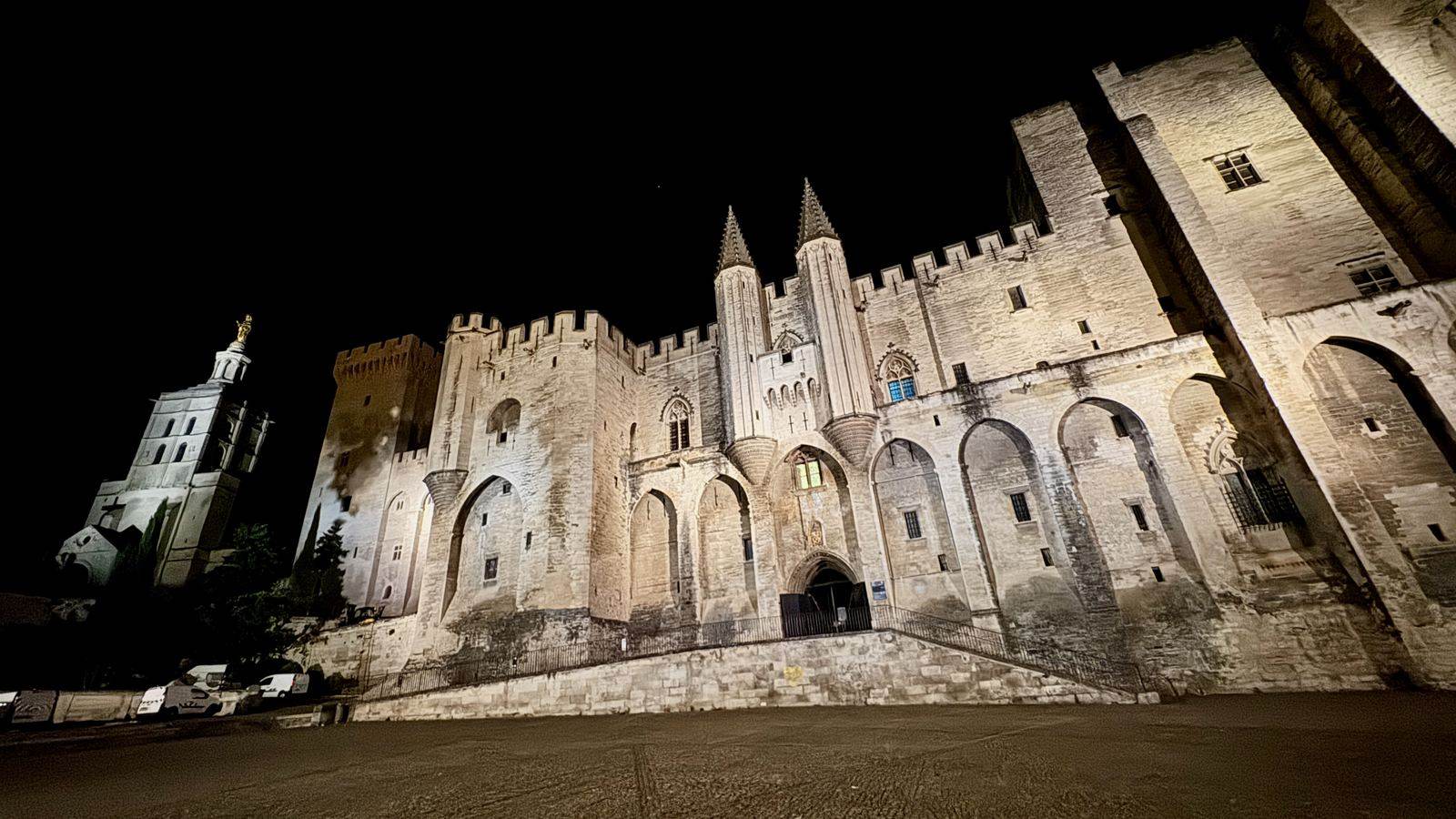 Les remparts d'Avignon au soleil couchant