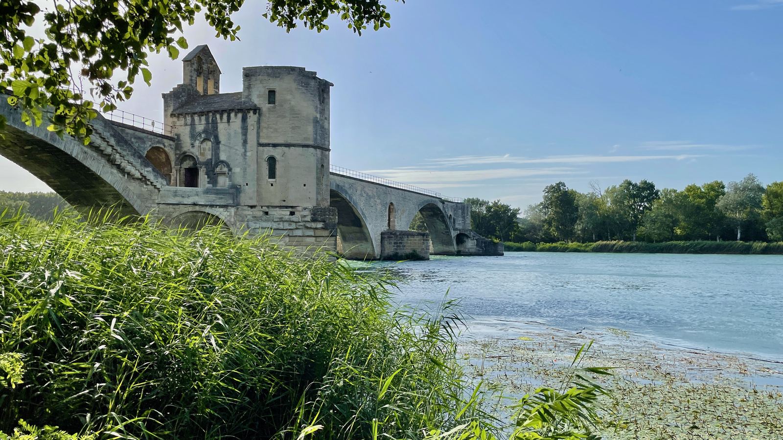 Le pont Saint-Bénézet et la chapelle Saint-Nicolas sur le Rhône