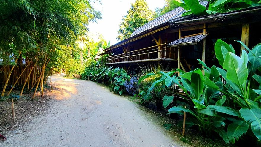 Le village laotien de la Bambouseraie