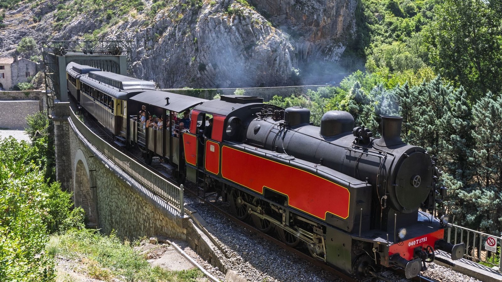 Le train à vapeur des Cévennes sur son viaduc, entre Anduze et Saint-Jean-du-Gard