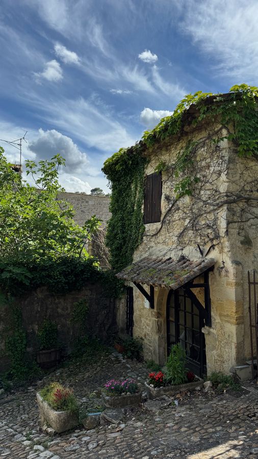 Vieille bâtisse de pierre dans le village de La Roque-sur-Cèze