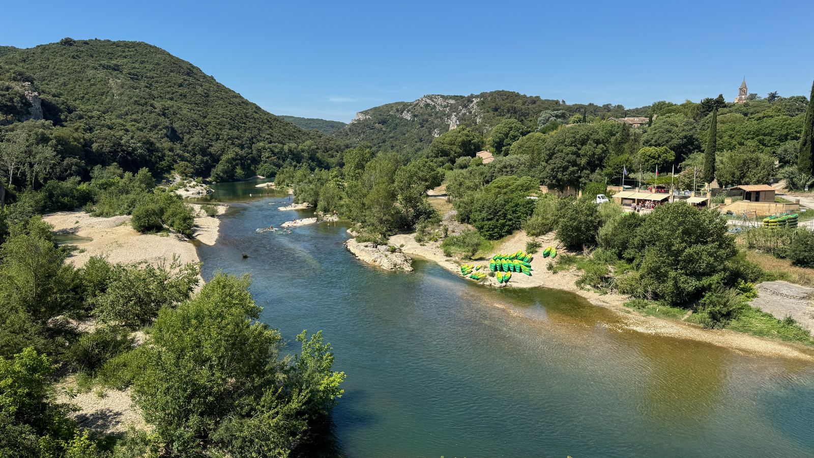 Canoës sur le Gardon dans les gorges, à Collias