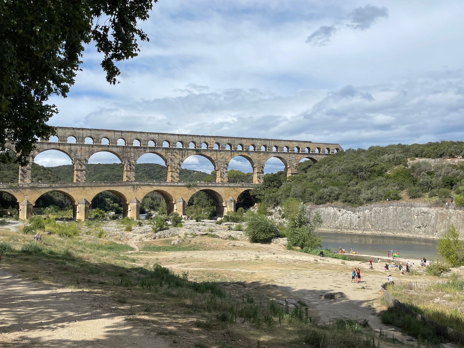 Le Pont du Gard enjambant le Gardon