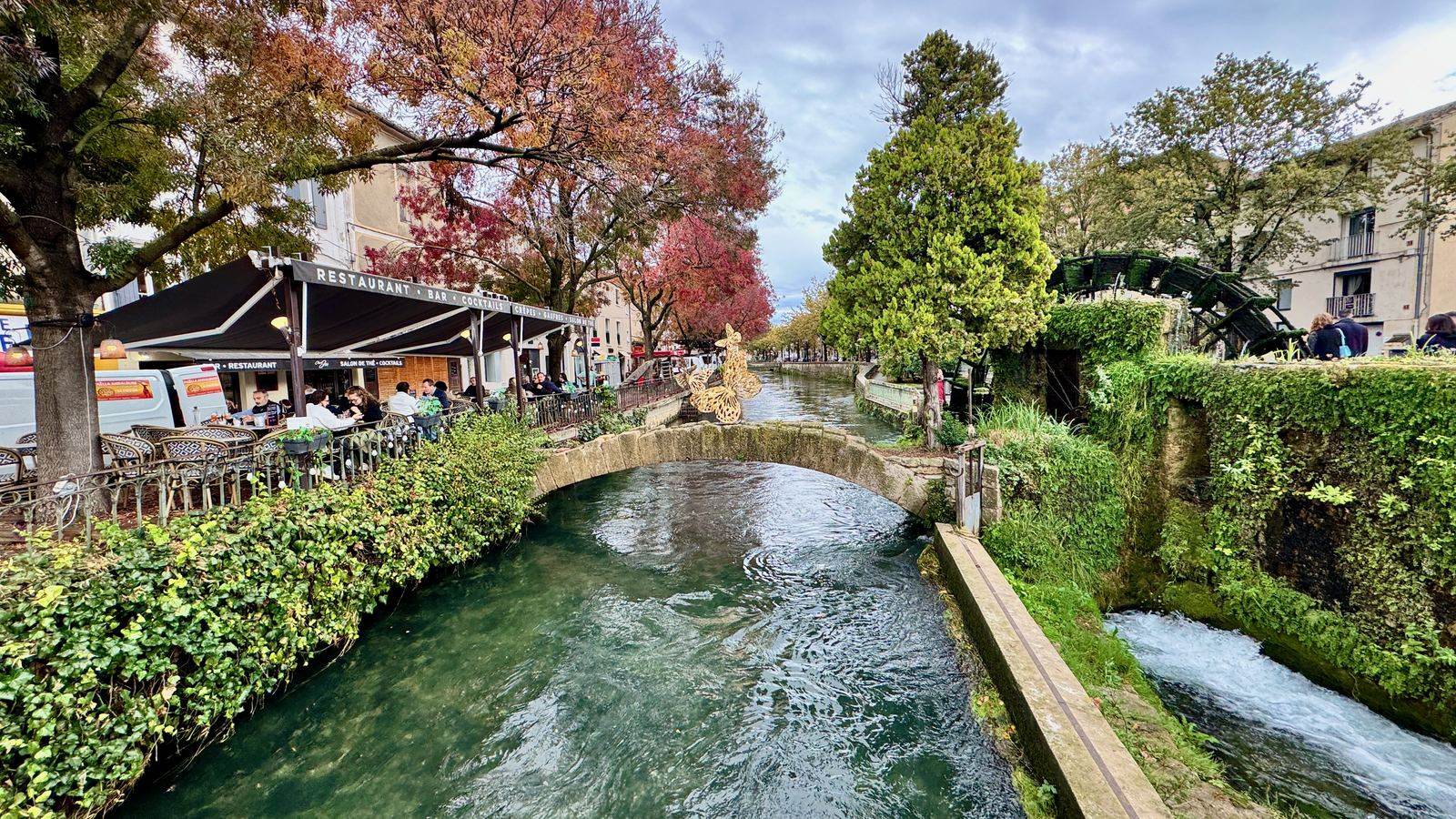 Les étals du marché flottant sur la Sorgue