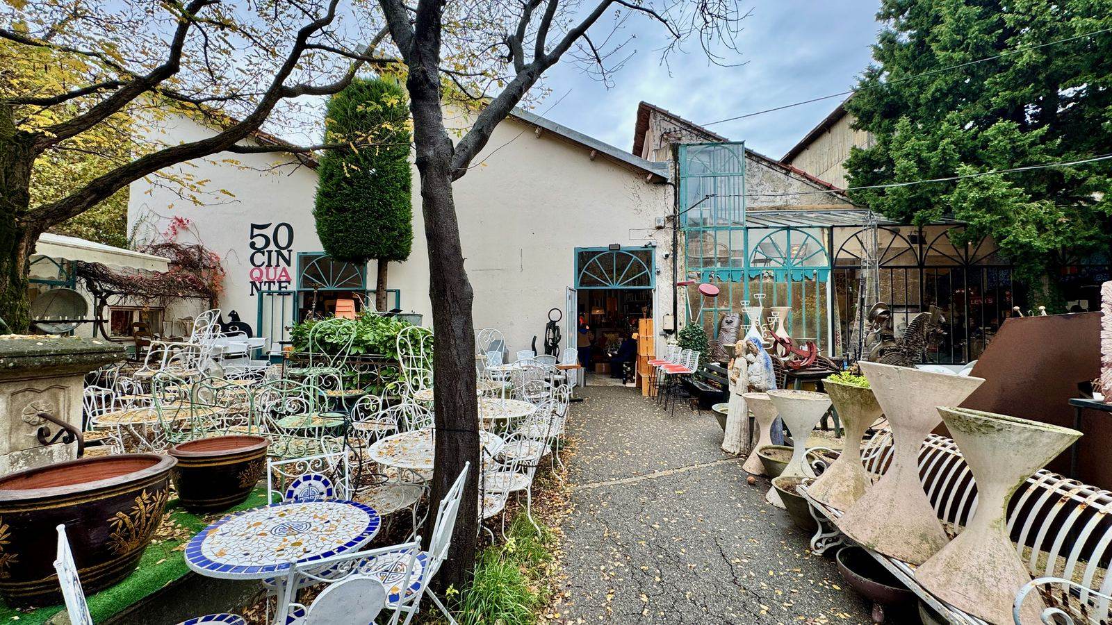 Antiquaires en bord de Sorgue à L'Isle-sur-la-Sorgue