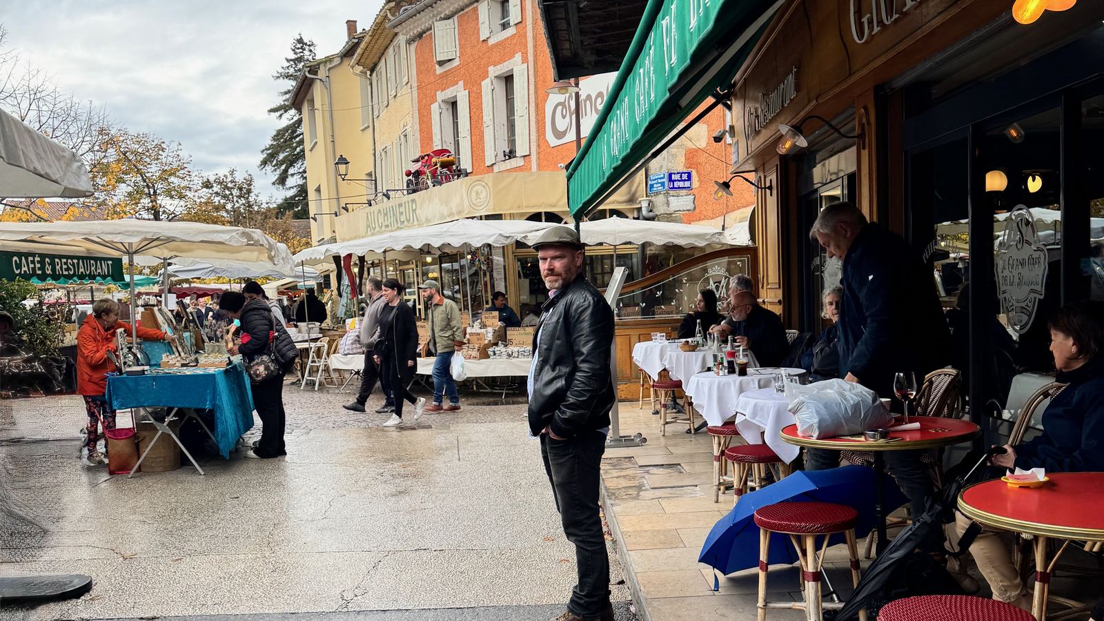 Brocante et terrasses du Grand Café de la Sorgue, à L'Isle-sur-la-Sorgue