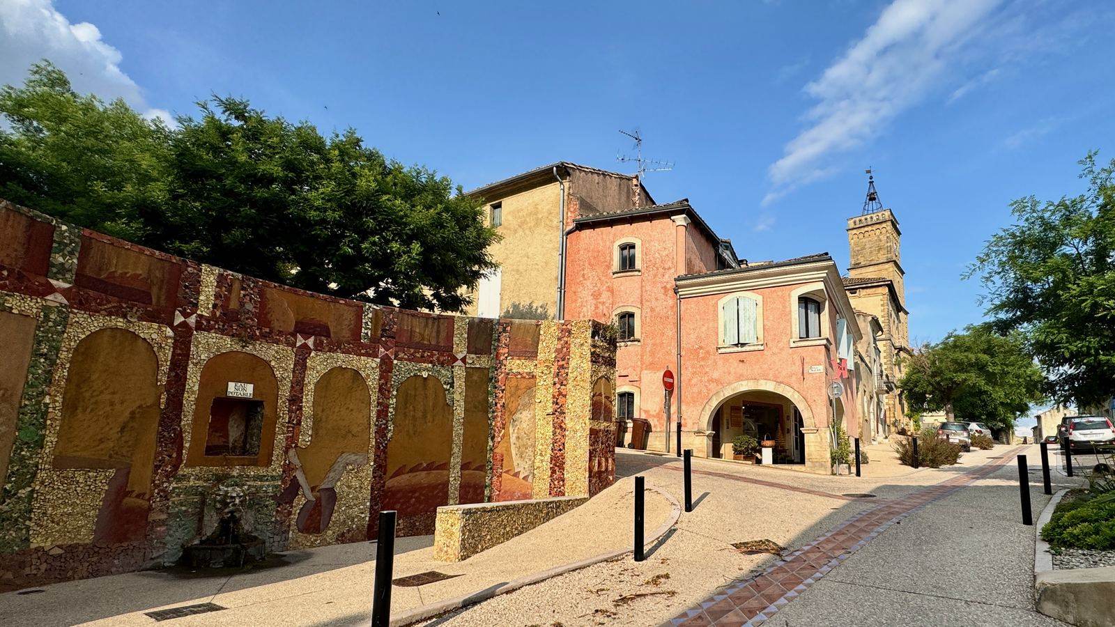 Ruelle de Saint-Quentin-la-Poterie, village de céramistes