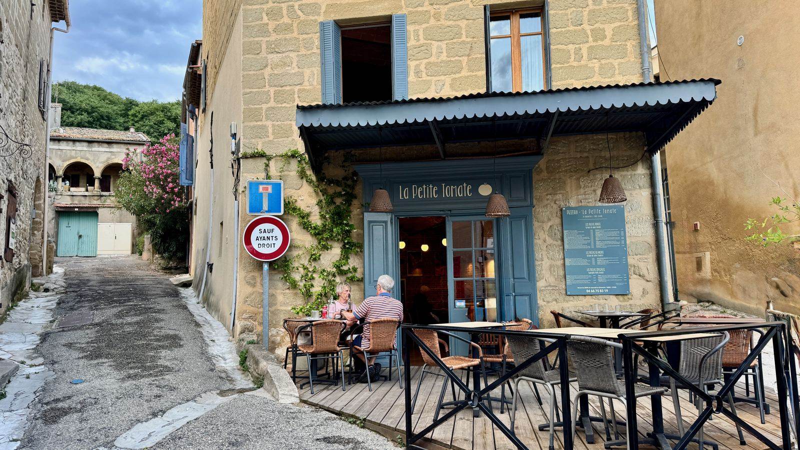 Vitrine de céramiques à Saint-Quentin-la-Poterie
