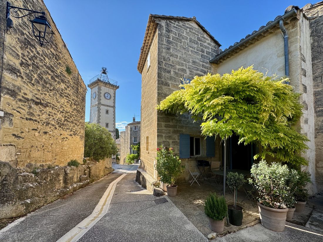 La terrasse sous le soleil, le clocher au loin