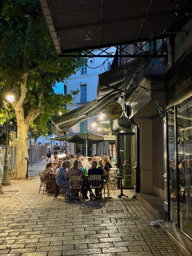 Café sous l'arbre au crépuscule