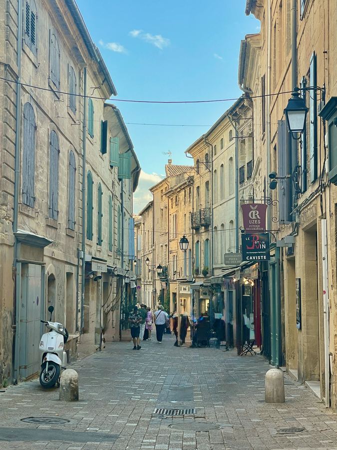 Ruelle commerçante du centre d'Uzès