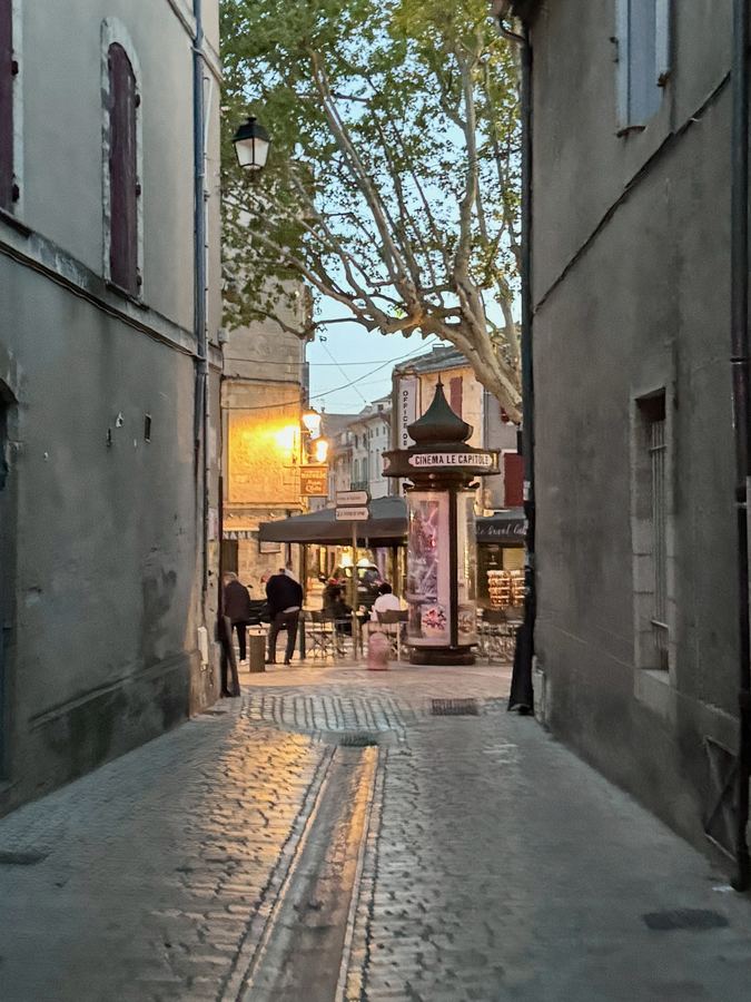 Une ruelle d'Uzès à la tombée du jour