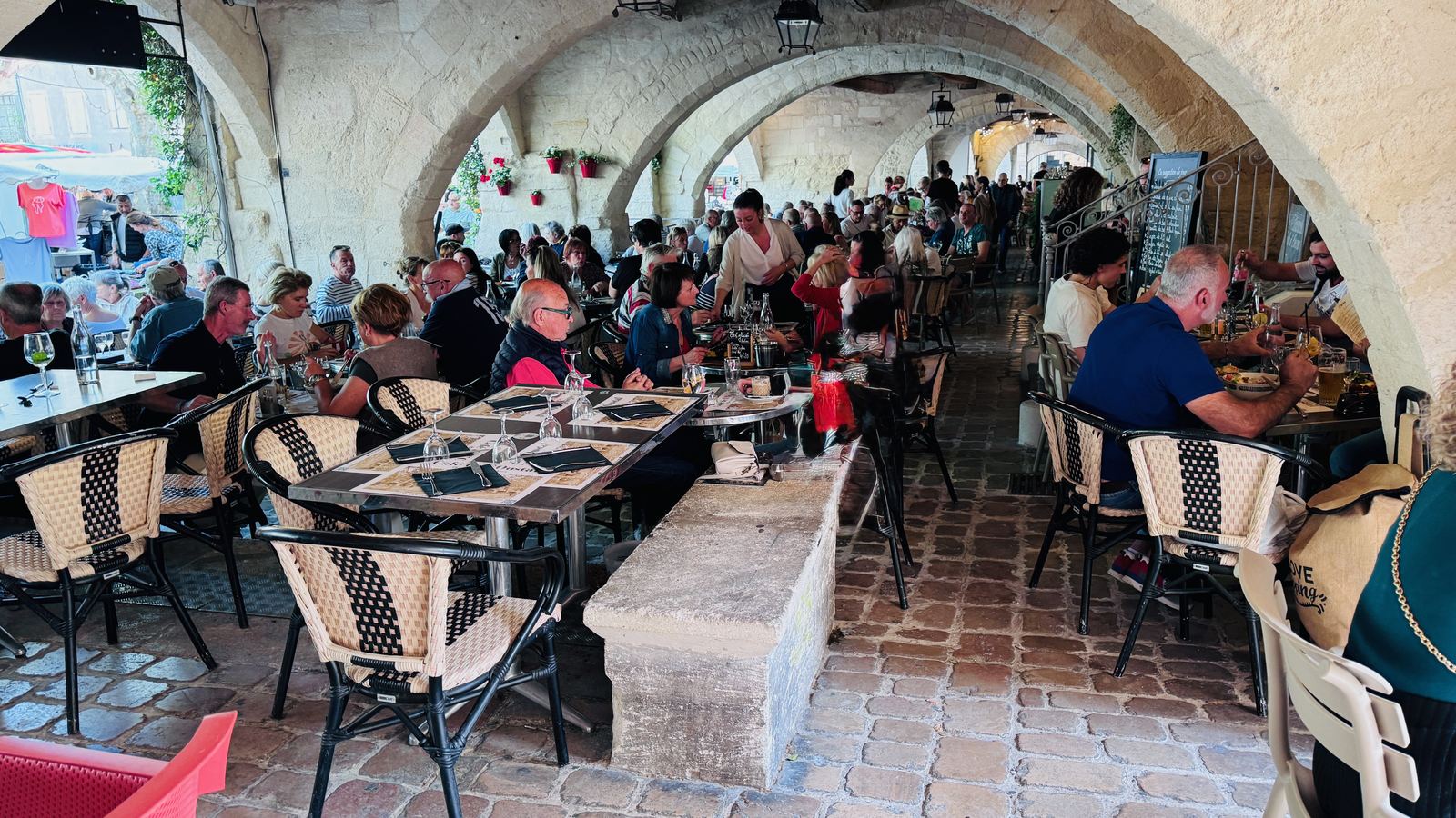 Terrasses sous les arcades de la place aux Herbes