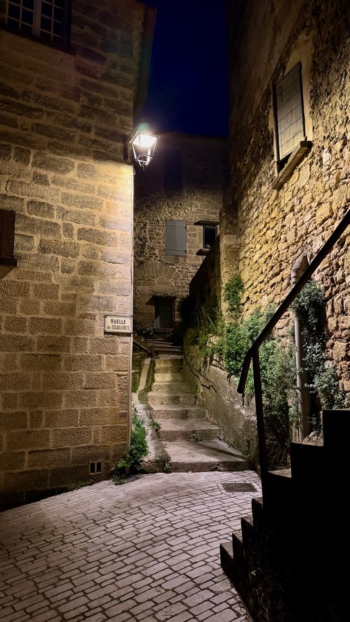 La ruelle des Escaliers le soir, pierre dorée sous les lanternes